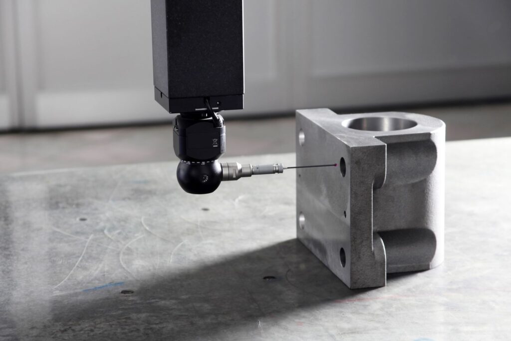 Palpeur de machine à mesurer tridimensionnelle contrôlant une pièce usinée